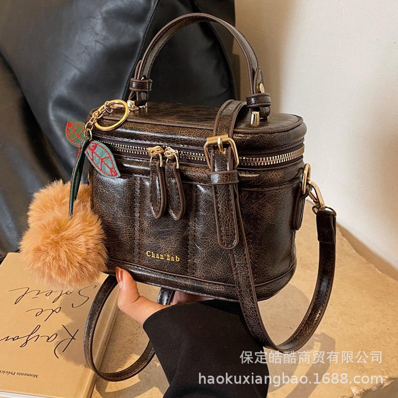 This Year, Popular Small Bags Are Women's Autumn and Winter Versatile 2025 New Fashionable Retro Shoulder Messenger Bag Portable Bucket Bag