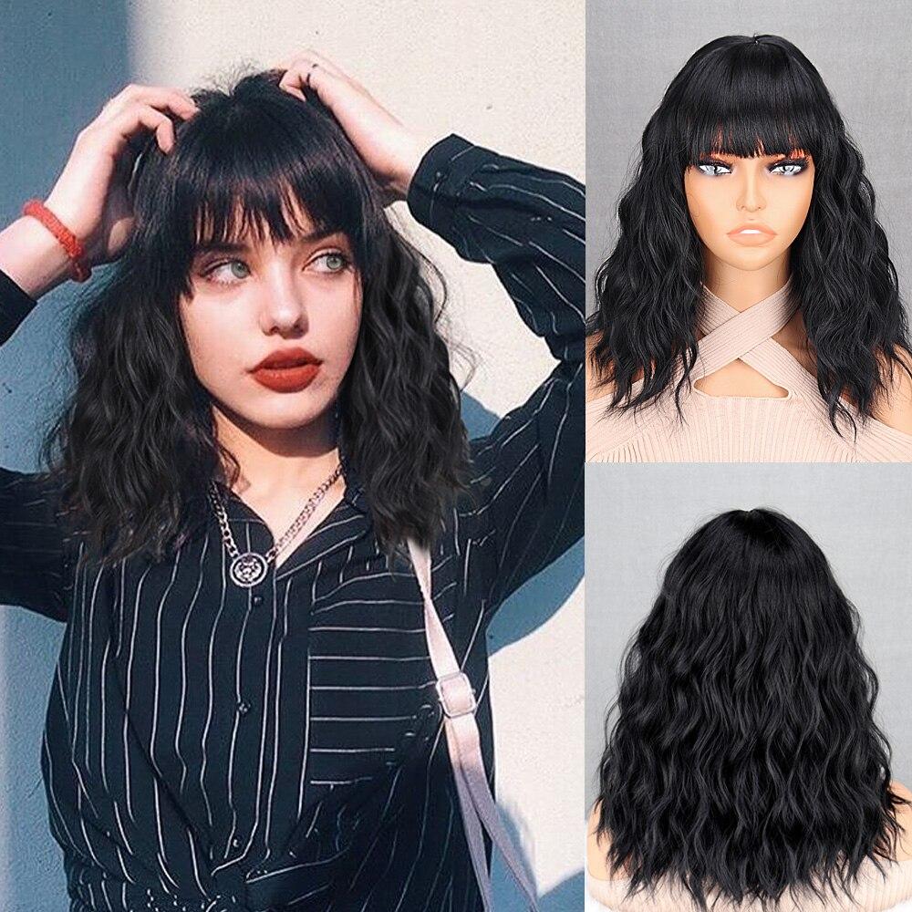 MISS WIG Parrucca ondulata corta di colore marrone naturale con frangia Fibra sintetica Lunghezza spalla Moda donna Cosplay Capelli da indossare ogni giorno