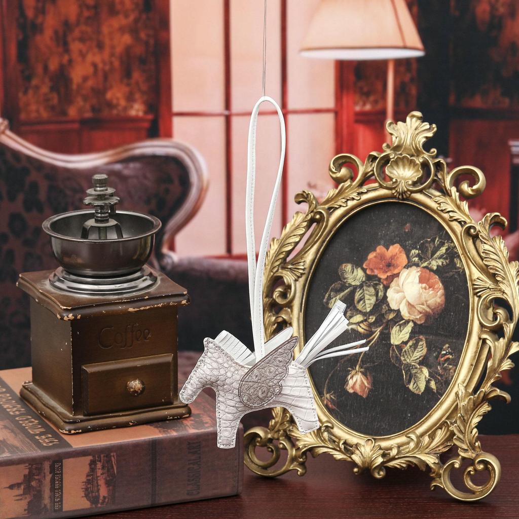 Breloque Pégase en Cuir de Crocodile Siamois: Accessoire Pony Cousu à la Main pour Sacs de Femmes