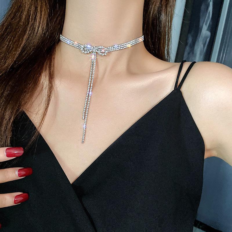 Versatile Set di Gioielli in Tre Pezzi: Collana e Orecchini Multicolor con Design a Goccia d'Acqua di Cristallo con Diamanti.