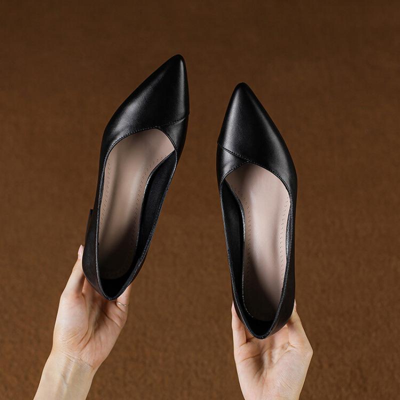 

Новые женские остроносые туфли из маленькой кожи, резиновая подошва, средний каблук, большой размер, удобная мягкая подошва, квадратный каблук, закрытая стопа, однотонные, на четыре сезона, сингл 39 чёрный