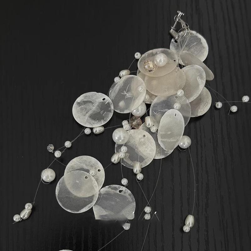 

Серьги с бахромой из перламутровых ракушек, темпераментные, универсальные клипсы для ушей, нишевая мода, легкая роскошь, высококлассные серьги женские