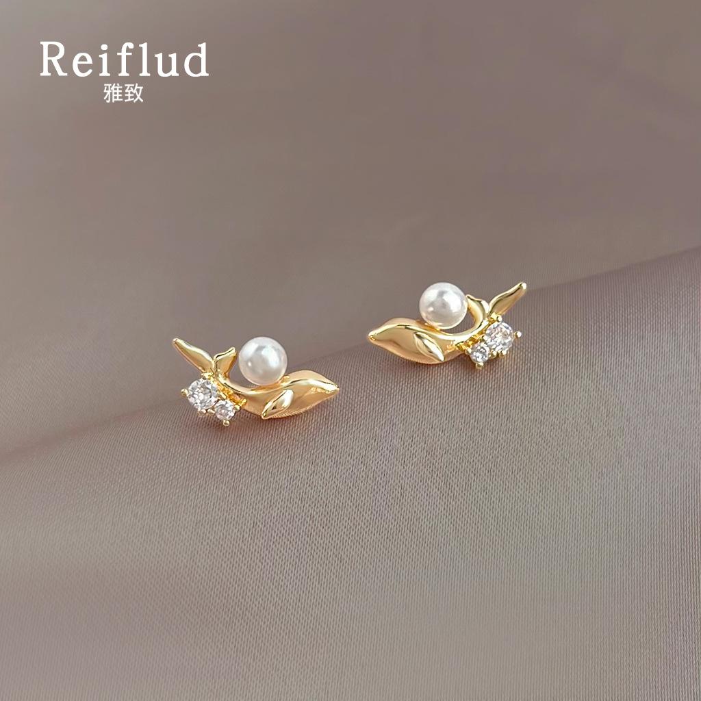 Original design micro-inlaid zircon needle little whale stud earrings electroplated 14K commuter new earrings