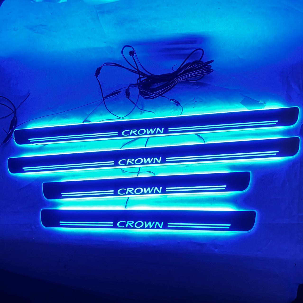 

Светодиодные приветственные накладки на педали Crown 210/200/180/220: Комплект из 4 динамических накладок на пороги с бегущей подсветкой Custom Size