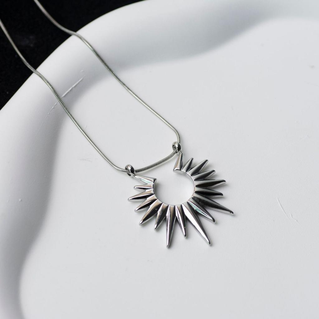 Einfache Titanstahl-Halskette Damen Leichter Luxus High-End Liebesanhänger Halskette Herbst- und Winter-Pulloverkette Minimalistischer Stil