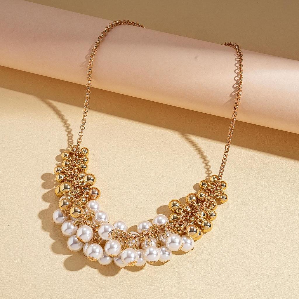 Geometric Round Flower Pearl Clavicle Necklace: Retro European & American Design