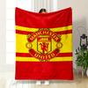 Czerwono-żółte pasy z centralnym herbem Manchester United. koc na wszystkie pory roku narzuta na drzemkę prezent