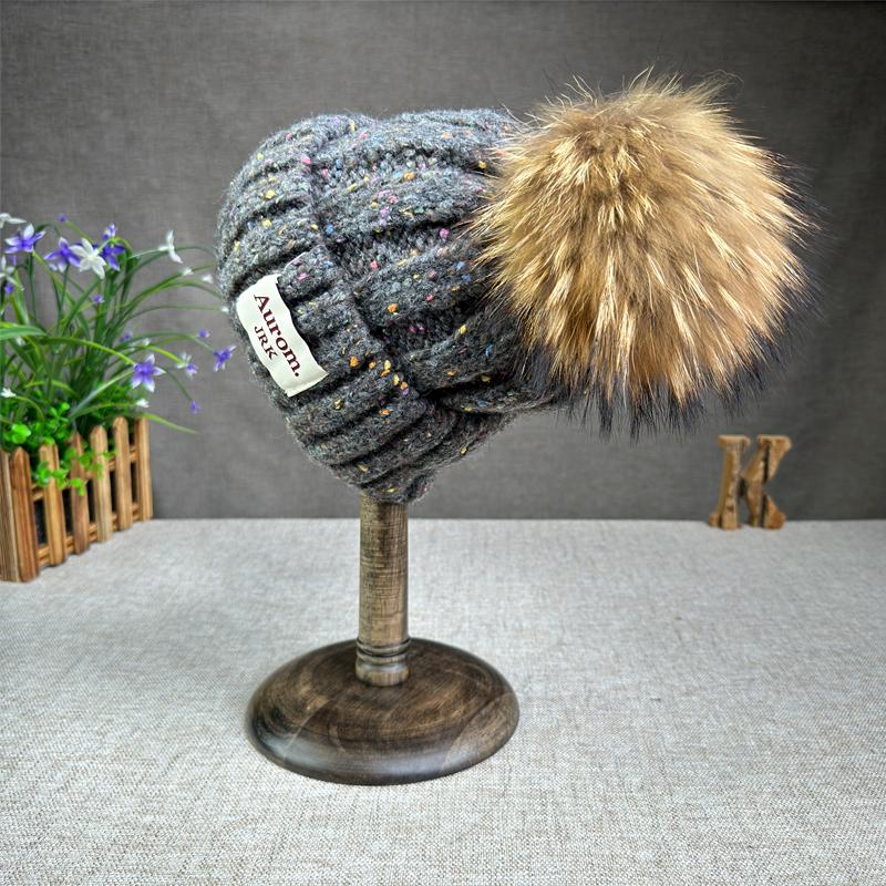 Neue Mode Mütze aus natürlichem Fell mit Pompom für Damen. Hochwertige Beanie-Mützen in verschiedenen Farben für den Winter, warme Damenmützen