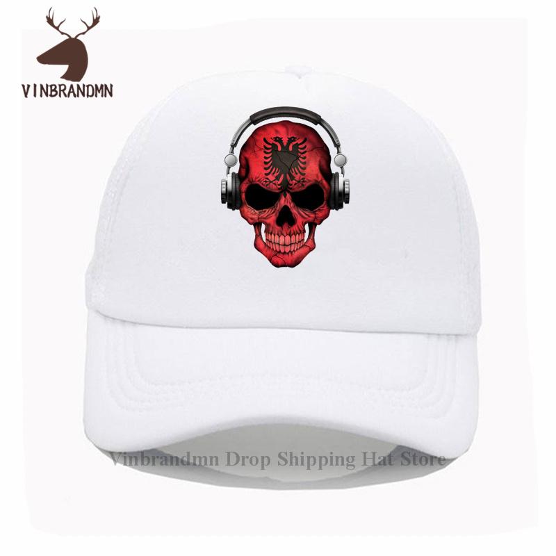 Dunkler Totenkopf Deejay mit Albanischer Flagge Fischerhut Unisex Damen Lustig Albanien DJ Skelett 3D Grafikdruck Boho Kreativ Baseballkappen