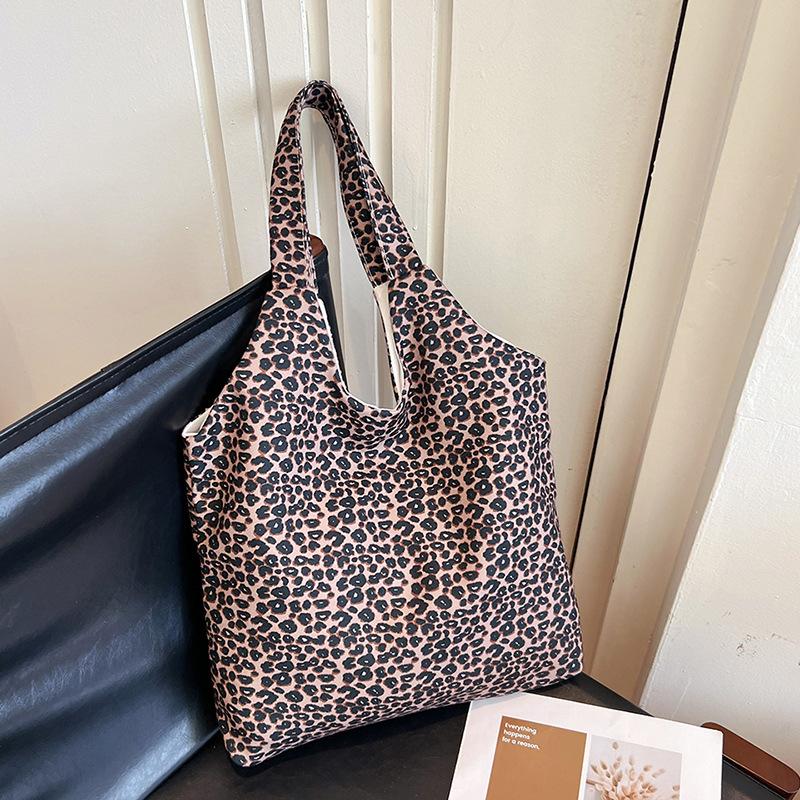 

College students commute to class, large-capacity tote bag, women s 2025 new lazy wind leopard print shoulder bag, canvas bag коричневий