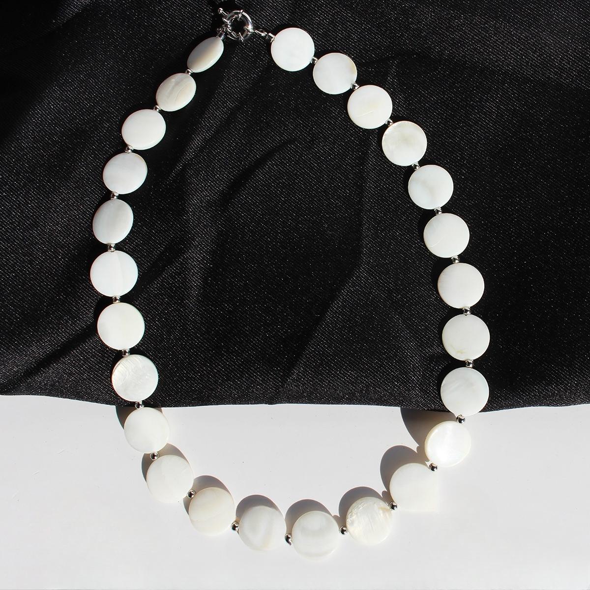 

Оригинальное ожерелье из натурального белого ракушечного диска, женская преувеличенная ниша, цепочка на ключицу с бусинами особой формы из рябчика 550