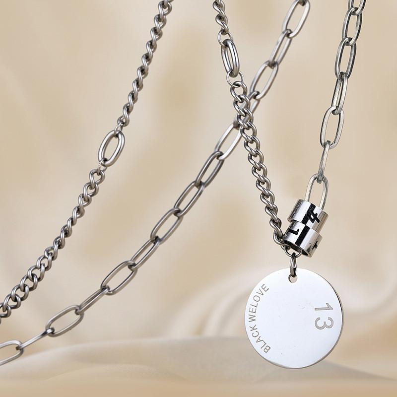 

Ins Trendy Contemporary Short Necklace With Elegant Titanium Steel Pendant Round