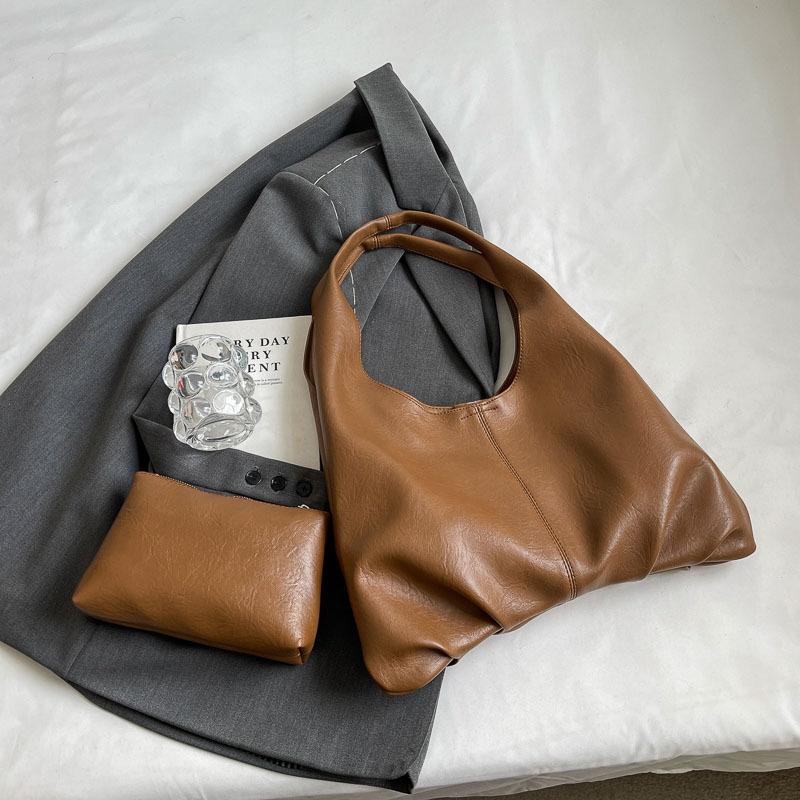 

Жіноча ретро-сумка через плече з м якої шкіри коричневий