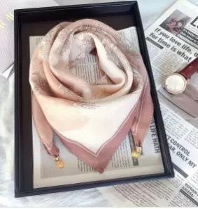 Seidenschal mit Magnetverschluss - Quadratisch, modisches Winteraccessoire für Damen