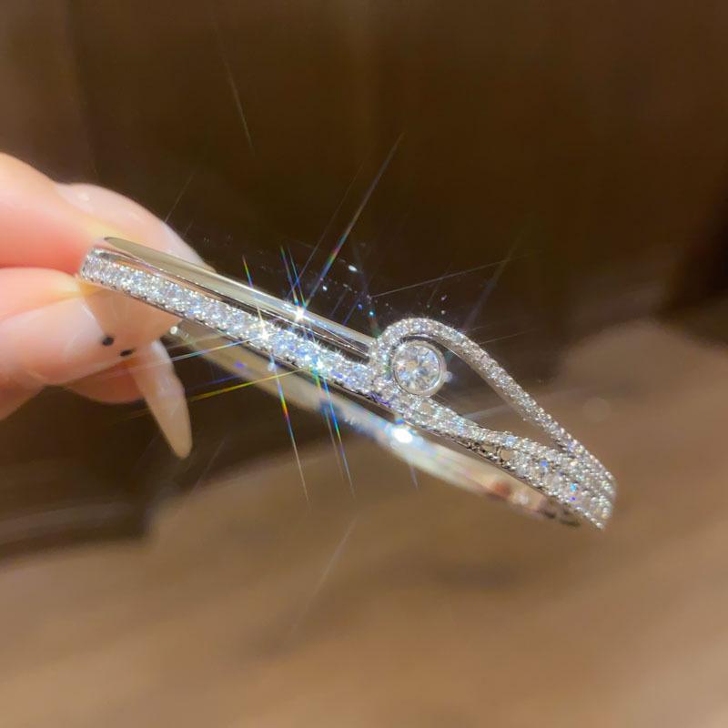 Trendy Geometric Clasp Bracelet with Japanese and Korean Cubic Zirconia - Retro Cool Style, Light Luxury Hand Chain Jewelry.
