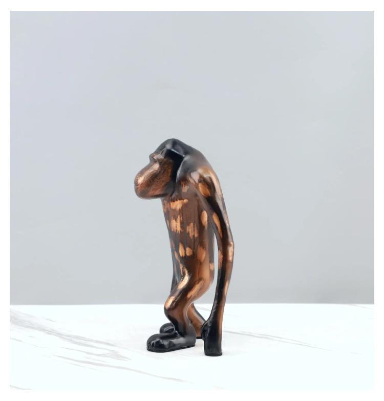 European Abstract Resin Long-armed Gorilla Animal Sculpture Ornament for Living Room Bedroom Fun Animal Gorilla Craft Home Decor