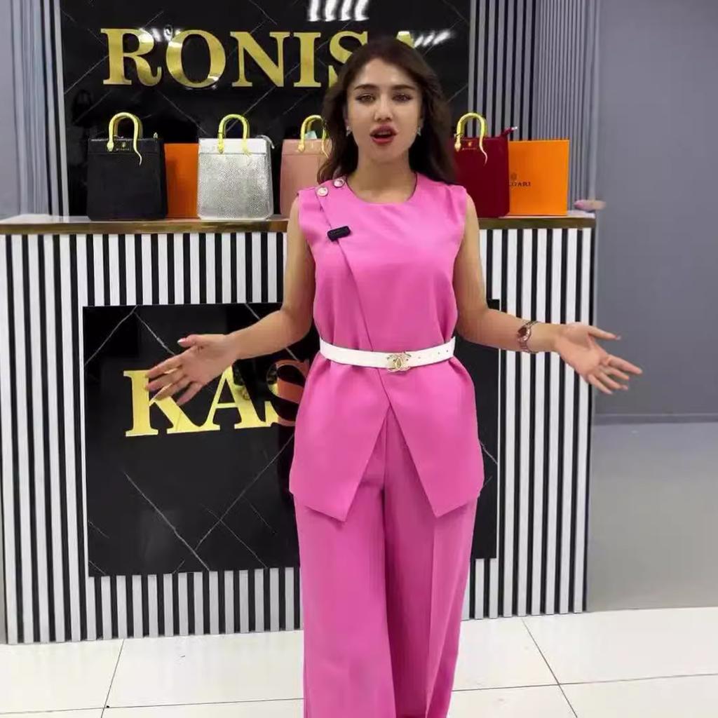 Dámský bílý overal bez rukávů s širokými nohavicemi a páskem, elegantní jednodílný overal