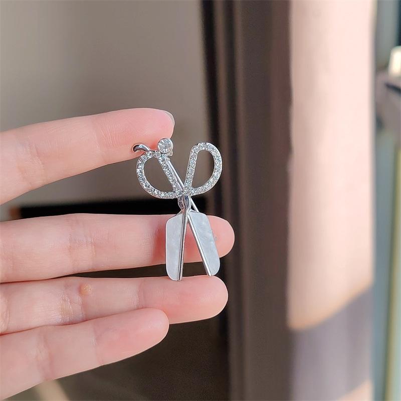 Japonská a korejská personalizovaná brož s nůžkami z kamínků, kreativní jednoduchá slitinová jehla, módní pánská ozdoba na klopu saka, šperk