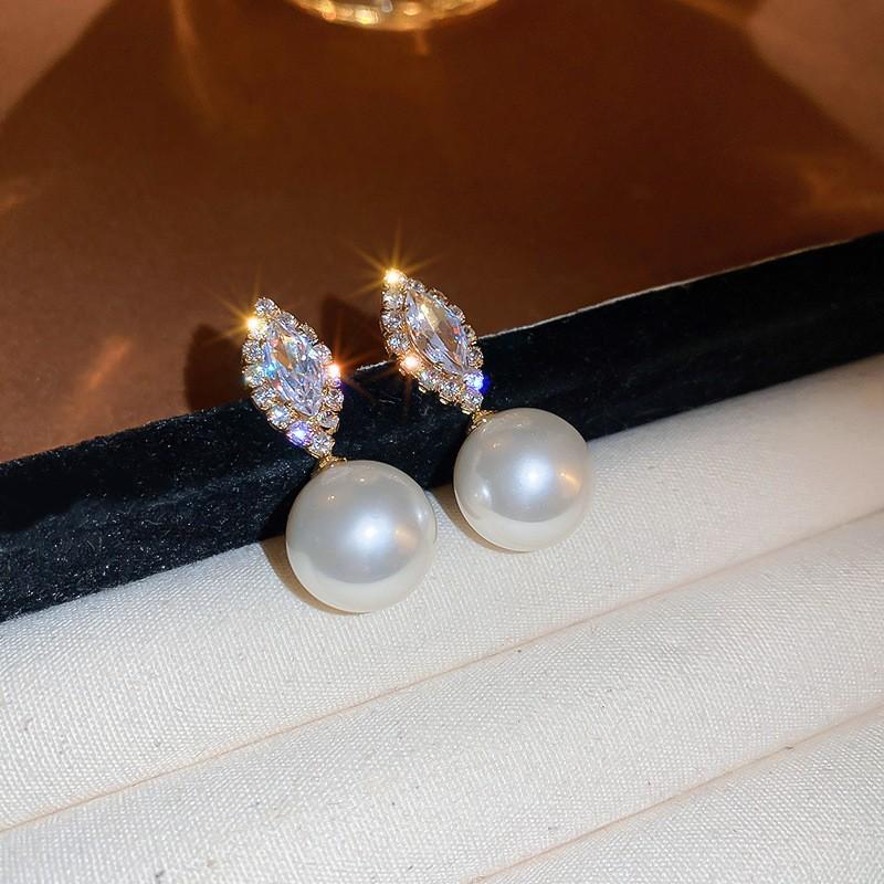Real gold electroplated silver needle diamond set pearl earrings French retro light luxury stud earrings fashion temperament simple earrings