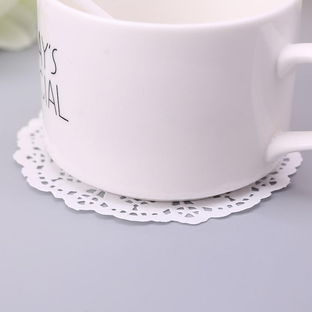 Spitzenuntersetzer Set mit 100 Stück Hohlblumenform Heimdekorationszubehör für Kuchen Gebäck Fondant Verpackungsmaterialien