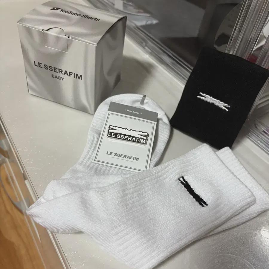 

Носки Leseraphim, наручные фиксаторы, значки