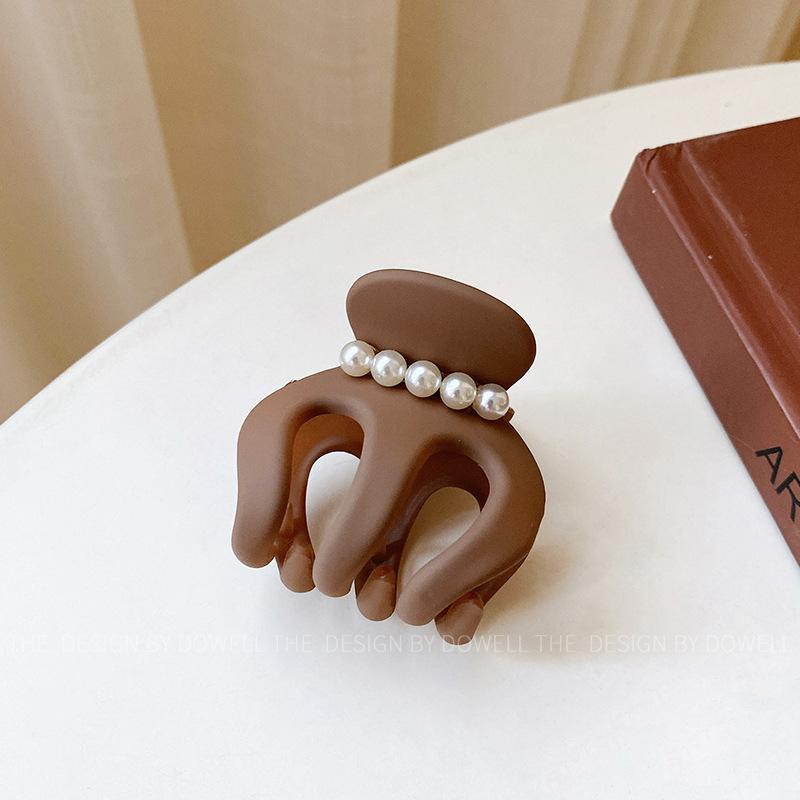 Beautifully Plastic Crafted Hair Claw Clips With Elegant Shapes And Vibrant Colors For Every Hairstyle Needs