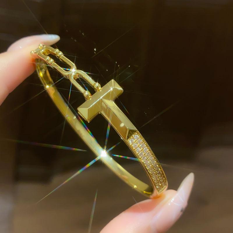 Открытый браслет-манжета с вырезанной буквой из циркона, покрытый 18-каратным золотом – Элегантный, универсальный браслет для женщин