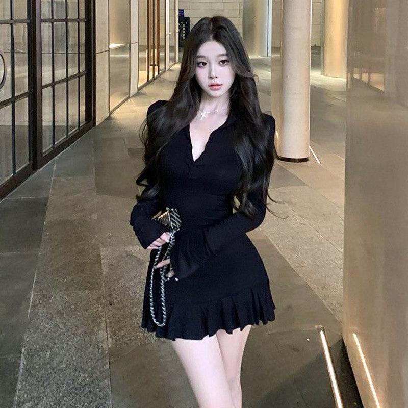 French Pure Desire Spicy Girl Black Dress Two-Piece Set: Autumn/Winter 2026, Waist-Cinched Short Skirt for a Chic Look.