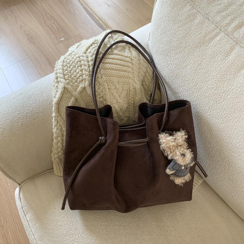 

Простая осенне-зимняя модная универсальная замшевая 2025 сумка-мешок с кулиской и подвеской, нишевая ретро сумка-тоут для женщин