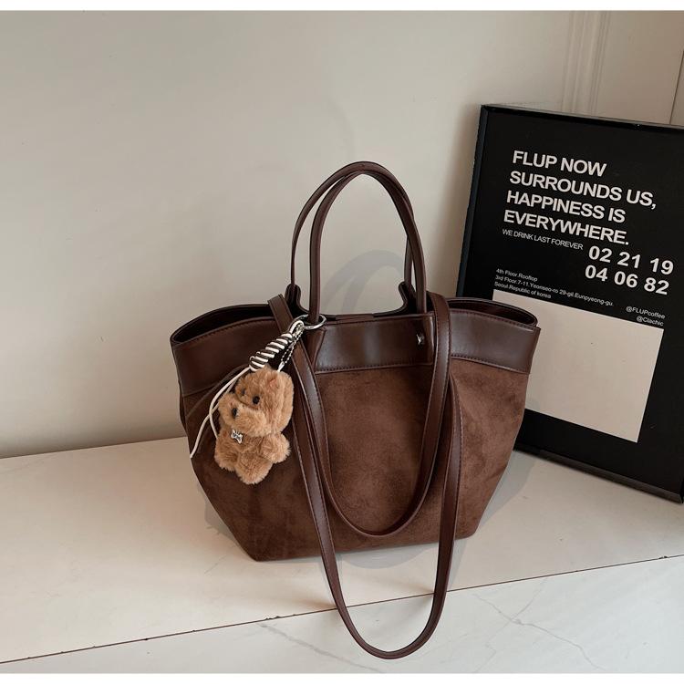 

Casual large-capacity suede bag women s 2025 new autumn retro versatile shoulder bag commuter tote bag темно-коричневого