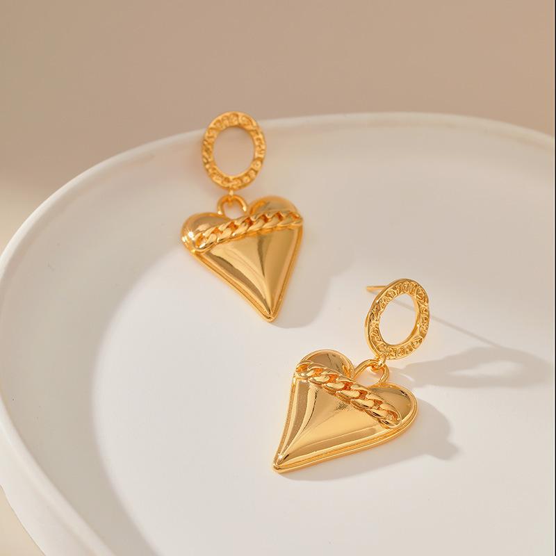Heavy Metal Texture 18k Gold Plated Brass Three Dimensional Heart Chain Stud Earrings For Women