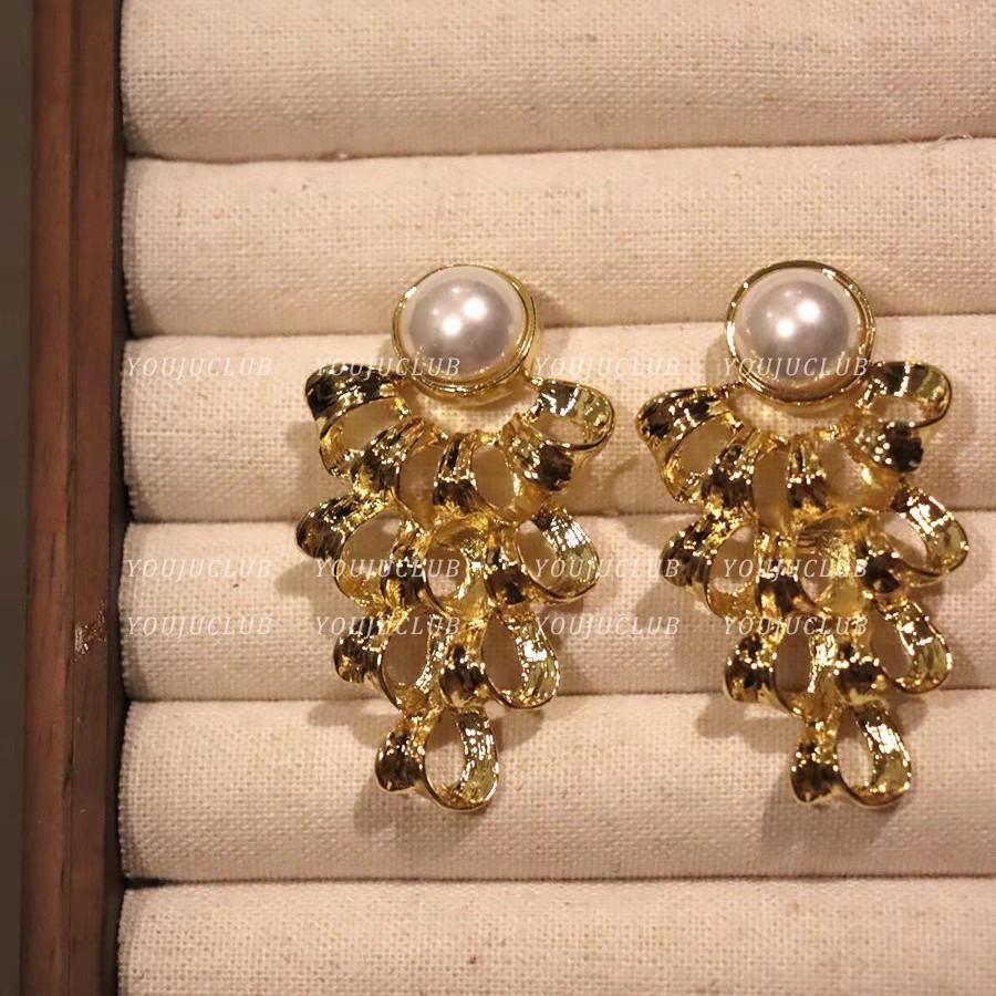 

Retro Court Style Round Pearl Earrings Medieval Temperament High Sense Hollow Metal Ring Pendant Earrings Stud Earrings