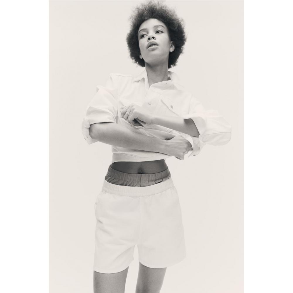 

Джинсовые шорты HM кремового цвета