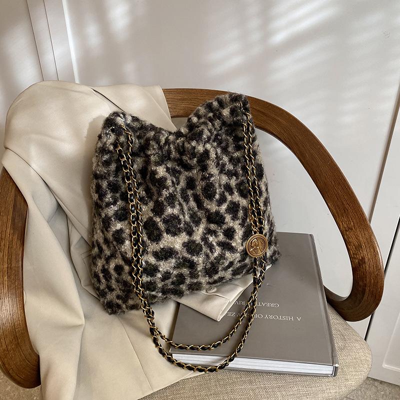 

Fashion niche design chain shoulder bag 2025 new large-capacity leopard print plush bucket bag shoulder armpit bag чёрный