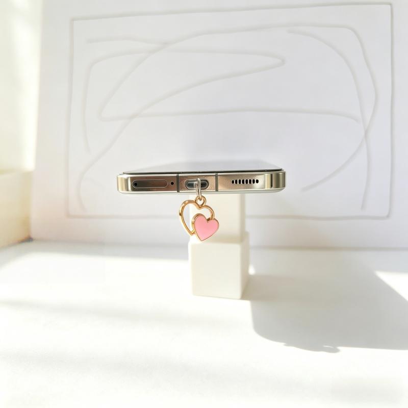 Doppelherzförmiger Handy-Staubschutzstecker, Zartes Rosa und Weiß Zweifarbiges Hohlherz-Design, Staubschutzstecker für Ladeanschluss