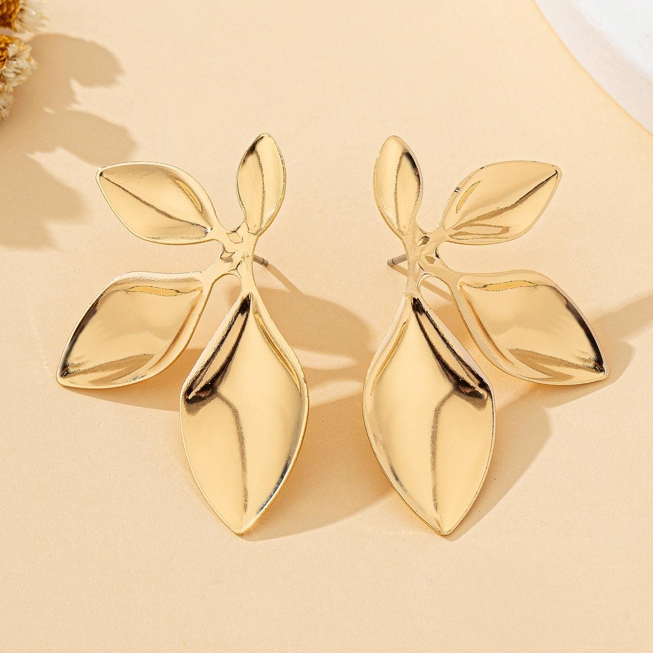 

A Pair of Women s Earrings, Simple and Stylish Flower Earrings, Suitable for Daily Wear and Vacation Wear