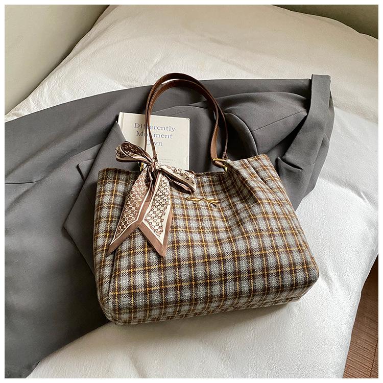 

Leisure commuter tote bag women s 2025 autumn new fashion foreign style plaid shoulder bag college student class bag хаки