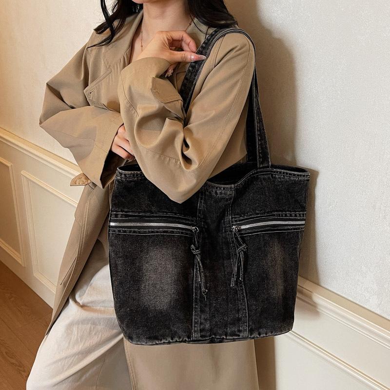 Vintage American denim canvas bag women's large capacity shoulder bag casual student commuting to class versatile tote bag