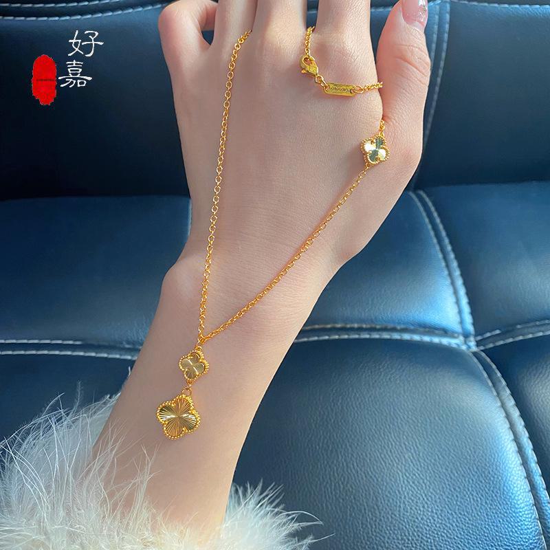 Pozłacany miedzią naszyjnik obojczykowy z czterolistną koniczyną - Elegancki trzykwiatowy design dla kobiet