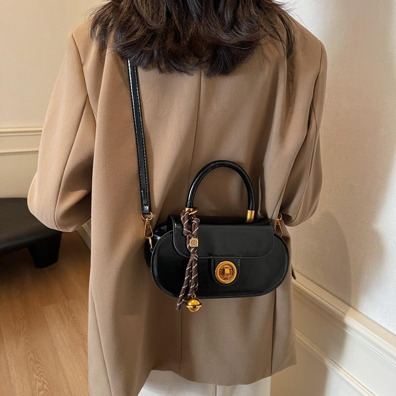 Small bag women's autumn and winter retro new fashion niche design messenger bag portable small bag