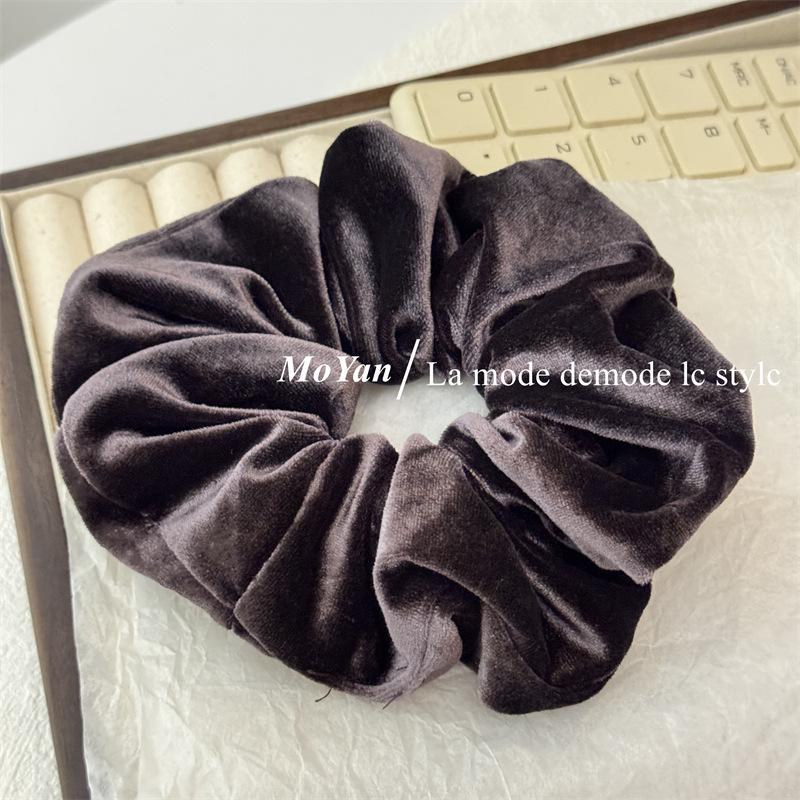 Elegant Velvet Scrunchie: Retro Women's Ponytail Hair Accessory