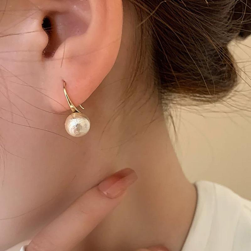 

Retro Korean Pearl Earrings: Elegant, Versatile, Gold-Plated Copper Design