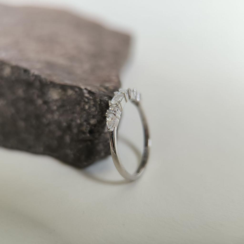 Серебряное кольцо с фианитами, вес изделия 1,33 гр (2186007)