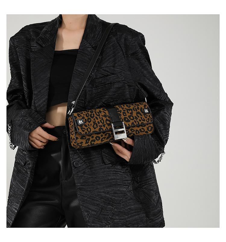 Niche leopard print underarm bag, fashionable retro high sense, commuting shoulder essential women's bag.