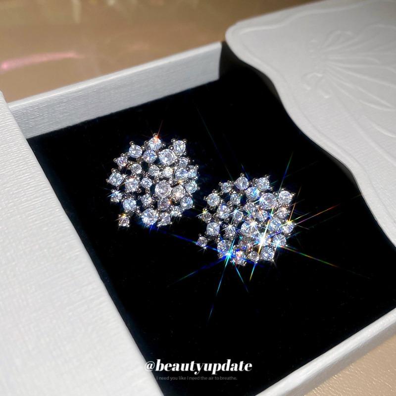 Silver Needle Super Flash Zircon Round Stud Earrings Exquisite and Unique Versatile Earrings Light Luxury High-end Temperament Fashion Earrings Women