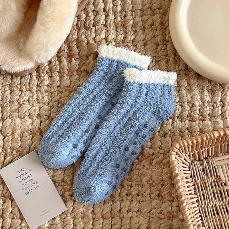 Chaussettes chaudes épaissies en velours de couleur bonbon douce, chaussettes de sol en velours corail, chaussettes de sommeil courtes à points antidérapants