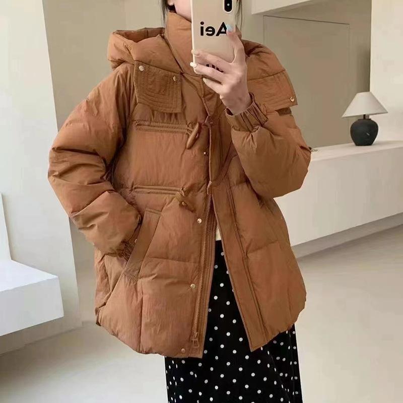 

Маленький пуховик с капюшоном женский 2025 зимняя мода милая застежка-рог утолщенный пуховик из белого утиного пуха тренд One Size оранжевый