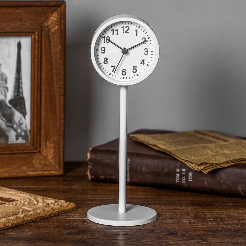 

Письмовий стіл для студентів з прикрасами, маленький годинник-сидіння, просте мінімалістичне ліжко, скандинавський стиль, тиха особистість, креативний будильник, Clo