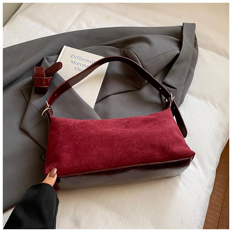 

Retro niche design light luxury underarm bag women s 2025 new autumn and winter fashion temperament commuting shoulder messenger bag