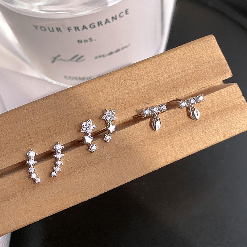 Fünfzackiger Stern Kleine Diamant-Kombinationsohrringe Einfaches kleines und exquisites Temperament für Damen zur Pflege trendiger Ohrpiercing-Ohrringe